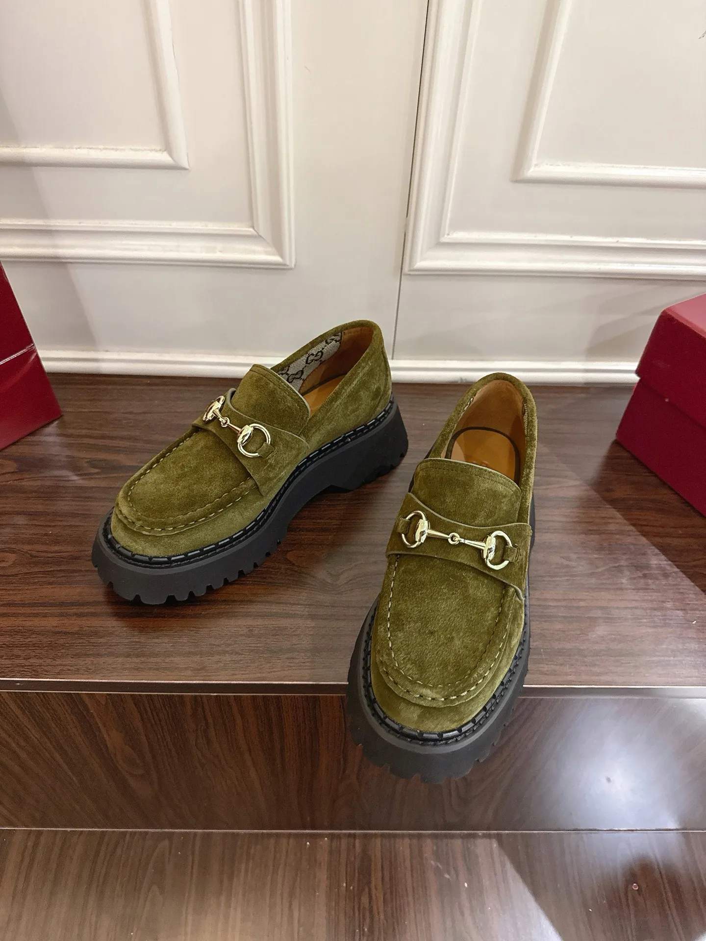 👟👟Ex-factory price 540👟👟 Gucci loafers with horsebit groove soles. As a tribute to the brand's equestrian origins, the horsebit has gone through years of baptism, integrating the rich historical heritage and modern fashion into one. Cowhide surface, sole thickness 5cm, size: 35-42# 39-46#